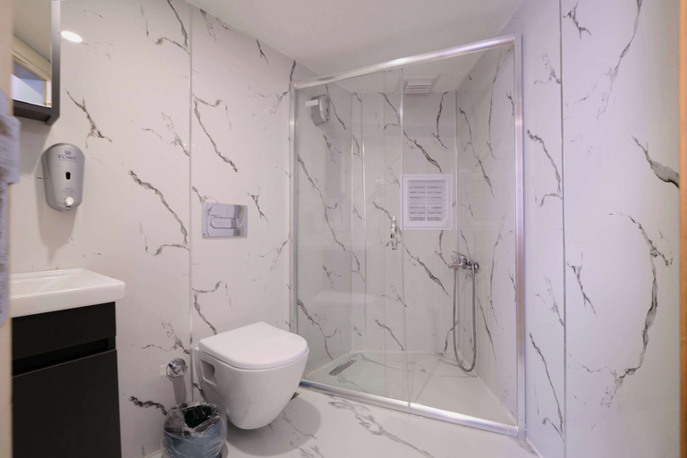 Bathroom 5, Hotel Ozbek, Fatih