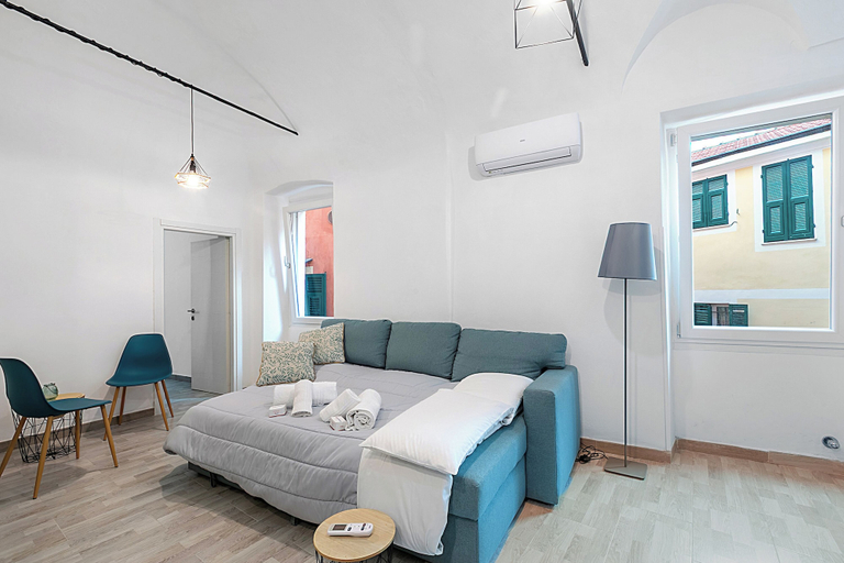 Room 4, Saro House, Centre Apartment for 6, Imperia