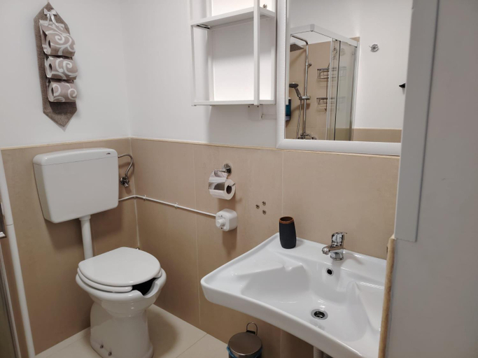 Bathroom 2, Tulla's, Messina