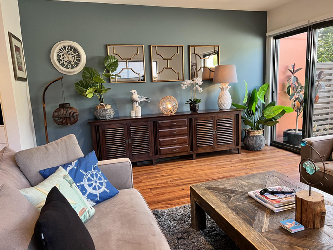 Separate living room 5, Spacious 2-Bed Townhouse Near Torquay Beach, Surf Coast - East
