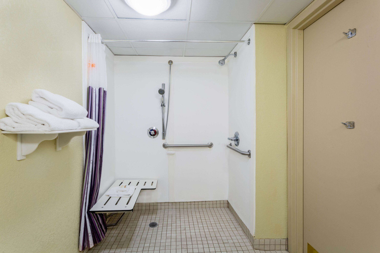 Bathroom 4, Spark by Hilton Charlotte Airport North, Mecklenburg