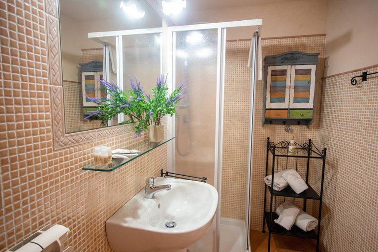 Bathroom 5, Casa di Lella Sanremo 1-bed Balcony Old Town, Imperia