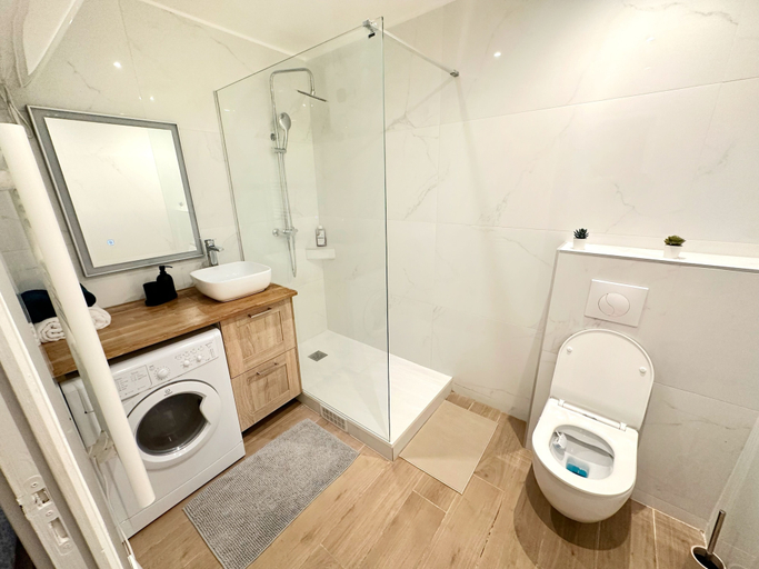 Bathroom 5, Sandra 30, Paris