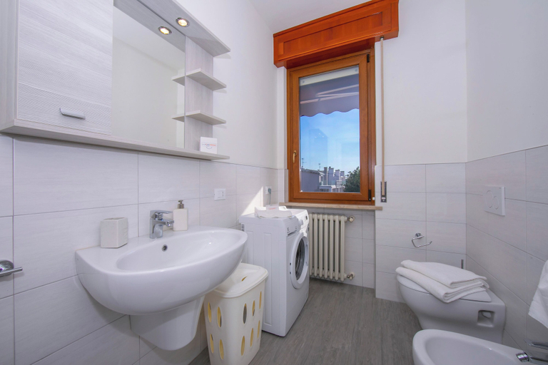 Bathroom 3, Casa dei Quadri, Verona