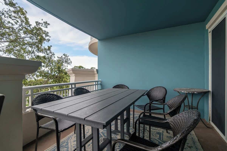 Outdoor dining, Crescent Coast, Harrison