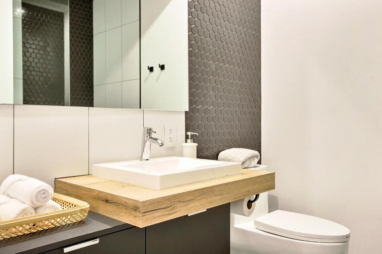 Bathroom 4, Le 319, Communauté-Urbaine-de-Québec