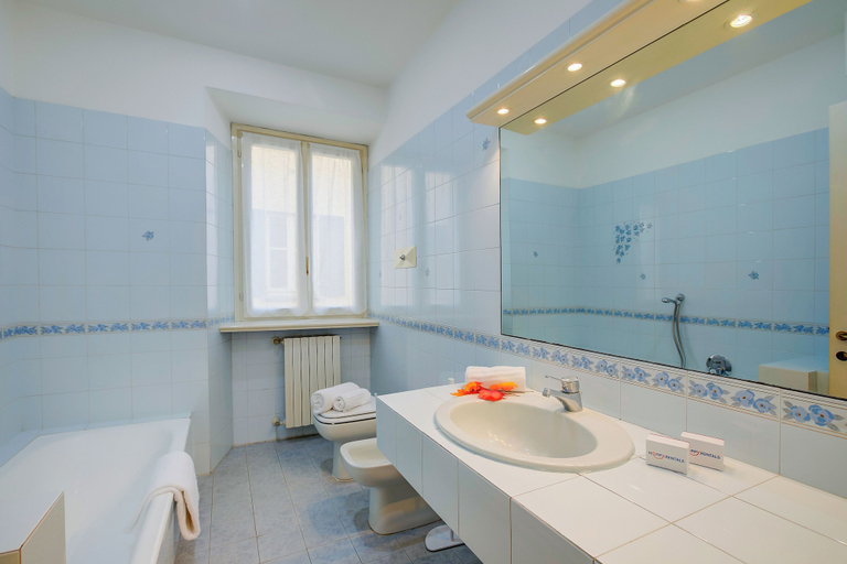 Bathroom 5, La Casa di Maddalena Stresa Centre: 2 Bed, 2 Bath, Balconies, Verbano-Cusio-Ossola