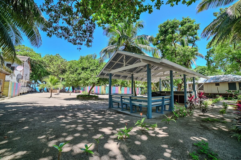 Outdoor dining 4, Blue Horizon Studios, Roatán