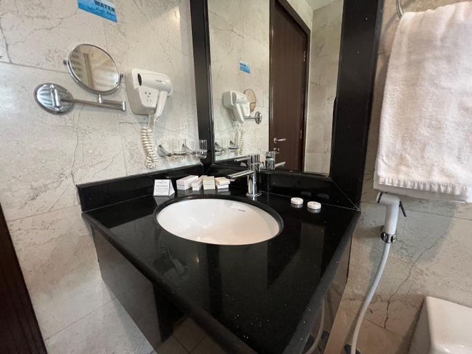 Bathroom 5, Golden Tulip Al Khobar Suites, Al Khobar