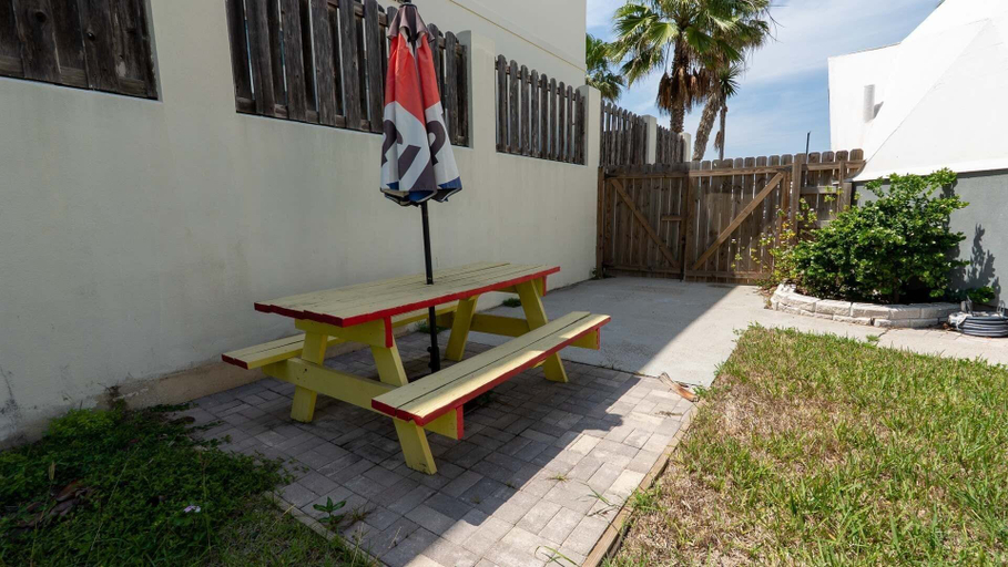 Outdoor dining 2, Unique Geodome - Half Block To Beach 2 Bedroom Home, Cameron