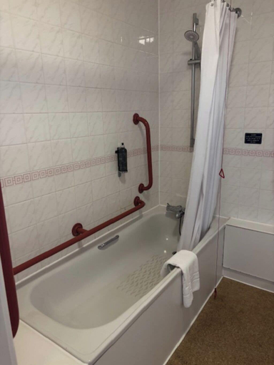 Bathroom 2, Monifieth Farm Hotel, Dundee
