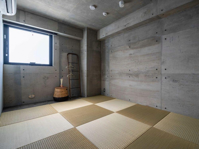 Bedroom 2, La luna, Yomitan