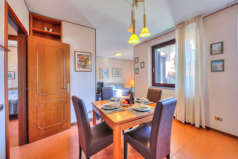 Dining 3, Laura's Cozy Apartment: With Balcony, Lift, Parking in Stresa Centre, Verbano-Cusio-Ossola