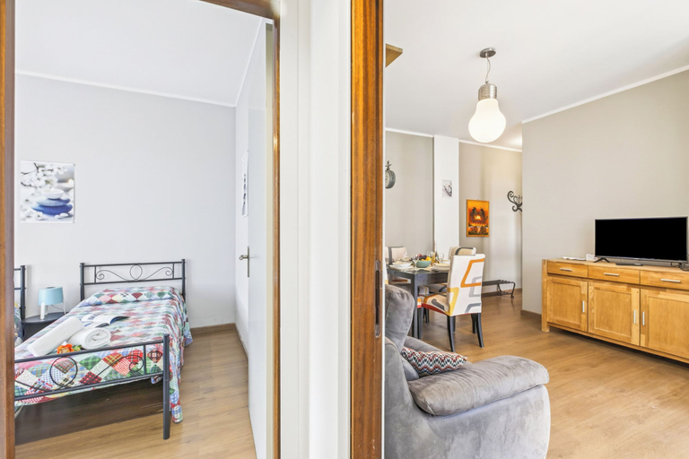 Room 5, Casa Mirella Quiet 2BR With View, Balcony and AC, Novara