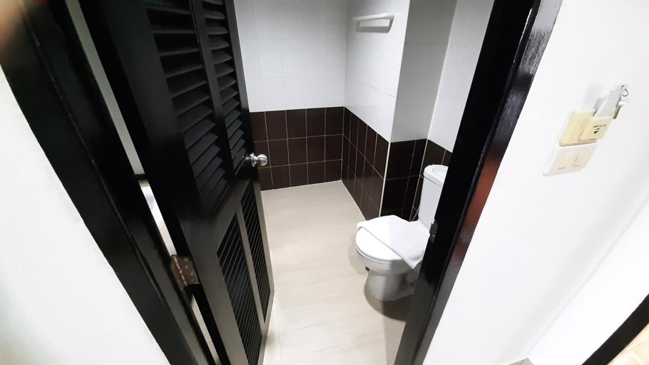 Bathroom 5, Essential Pattaya, Pattaya