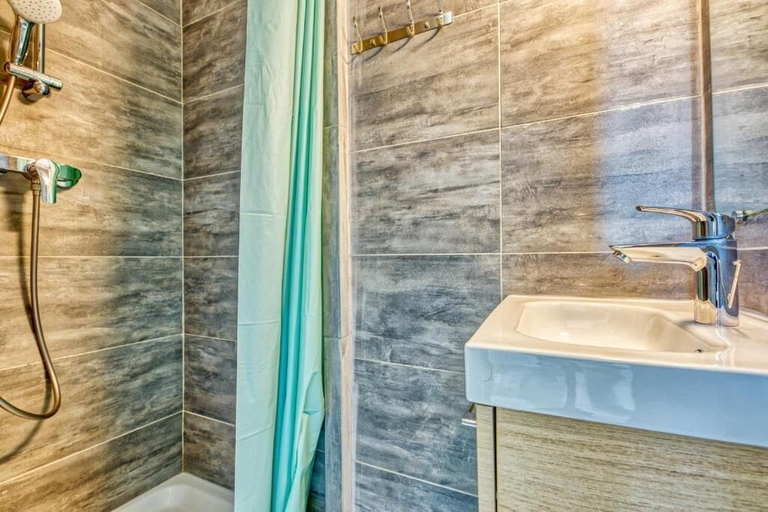 Bathroom 3, YMMO - Verdon, Gironde