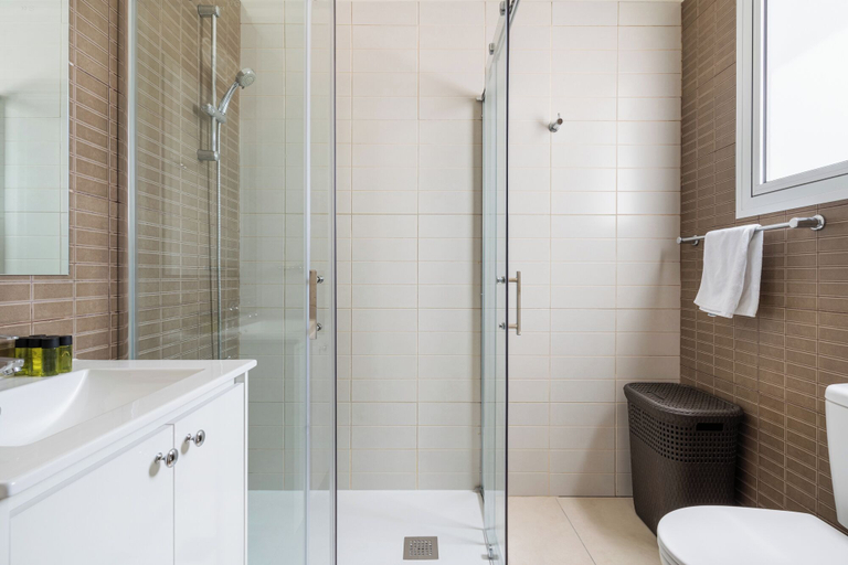 Bathroom 4, 2BR Apt Near Larnaca Beach & Center, Larnaca