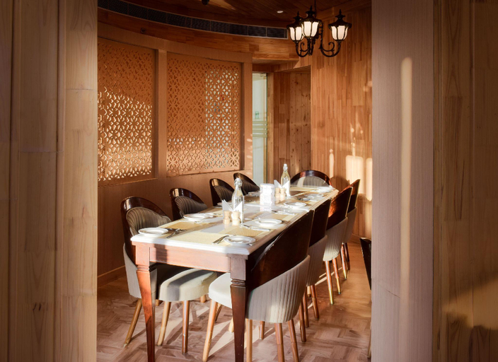Restaurant 2, Treetop by Eight Continents Royalpine HP, Solan
