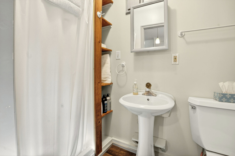 Bathroom 4, Woods End Landing, Alberni-Clayoquot