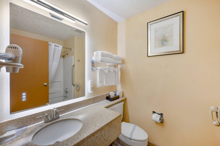 Bathroom 4, Quality Inn Los Lunas - Albuquerque South, Valencia