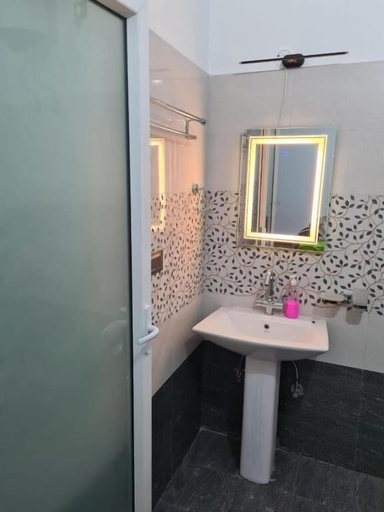 Bathroom 4, Abhi's Cottage, Nainital