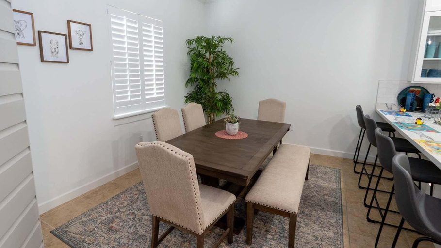 Dining 5, New 2br - Pool Patio - Bunk Beds - 1st Floor 2 Bedroom Apts, Cameron