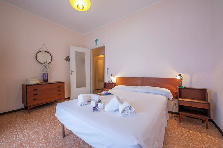 Bedroom 1, Tre Balconi Sul Mare - Beachfront Sea-view Apartment, Savona