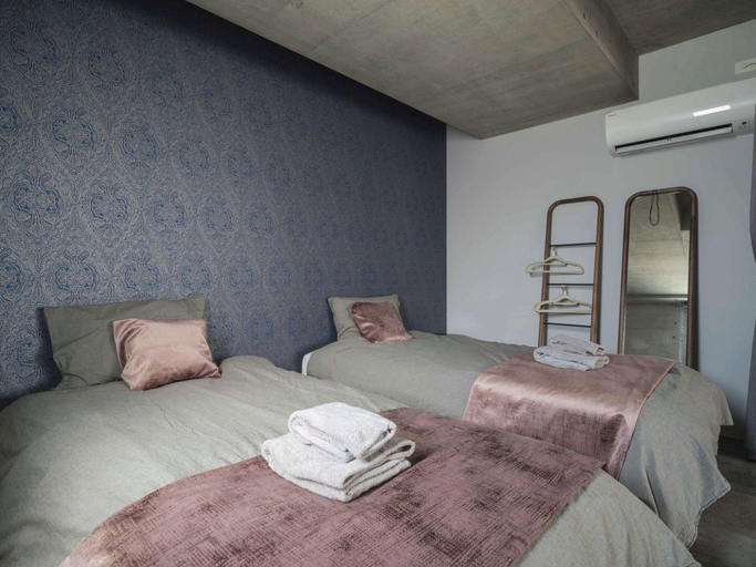 Bedroom 4, La luna, Yomitan