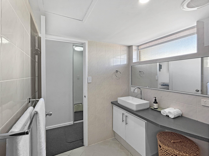 Bathroom, Charming Studio Apartment in Mandurah, Mandurah