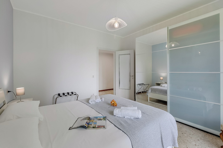 Bedroom 3, Villa Giulietta: Private Pool & Garden Near Lake Maggiore, Varese
