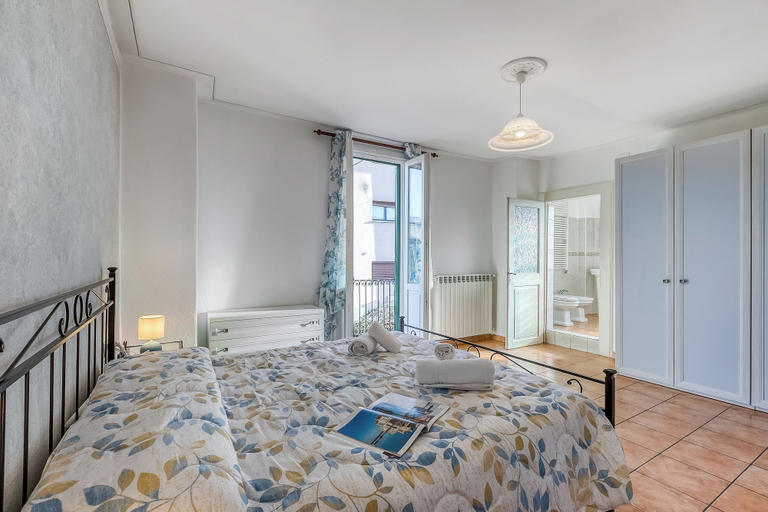 Room 3, Bee Apartment: Luino Lakeside With Outdoor Dining, Varese