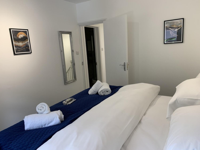 Bedroom 2, The White House by Select SA, Reading