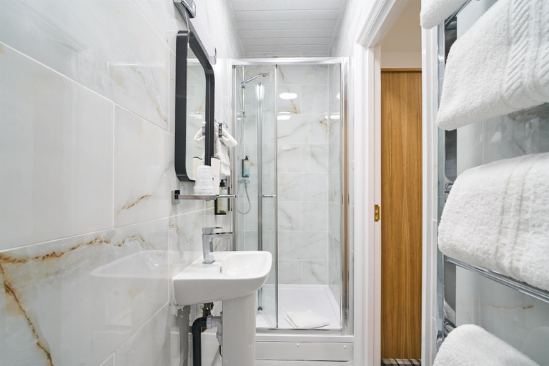 Bathroom 4, Best Western Greater London Hotel, London
