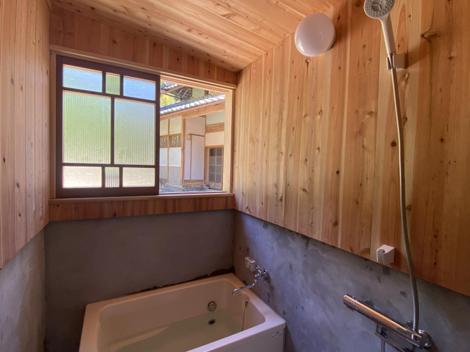 Bathroom 2, 今やima-ya 古民家離れ一棟貸しの農家民宿, Ayabe