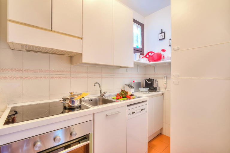 Private kitchen 4, Laura's Cozy Apartment: With Balcony, Lift, Parking in Stresa Centre, Verbano-Cusio-Ossola