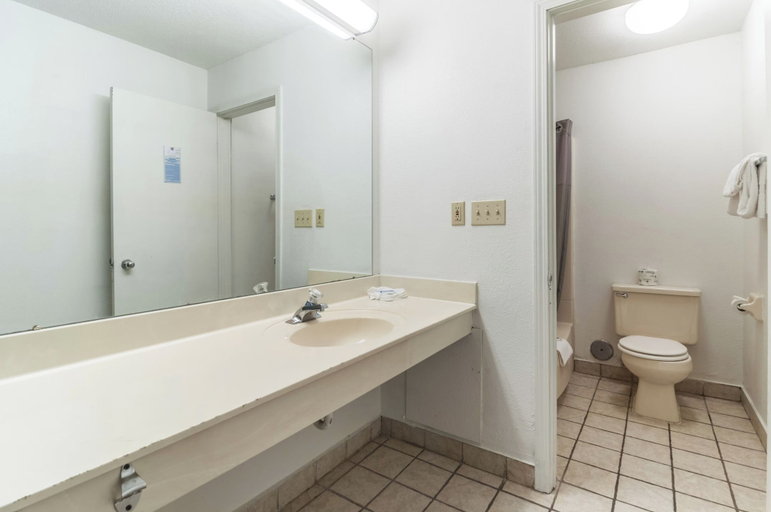 Bathroom 3, Motel 6 Southgate, MI - Detroit, Wayne