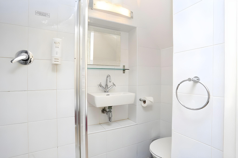 Bathroom 4, Elysee Hyde Park, London