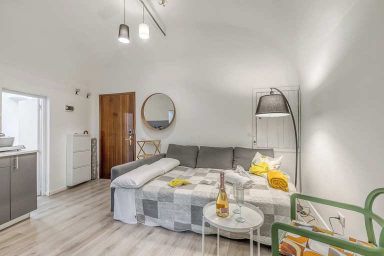 Room 2, Casa di Lilo Sanremo Historic Center Apartment Sleeps 4 A/C, Imperia