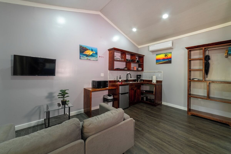 Living area 3, Blue Horizon Studios, Roatán