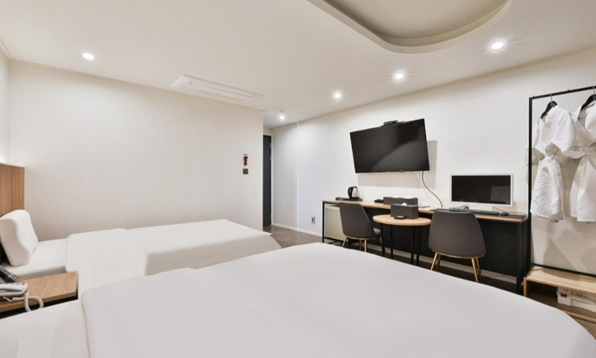 Bedroom 3, Beyond Hotel, Seo