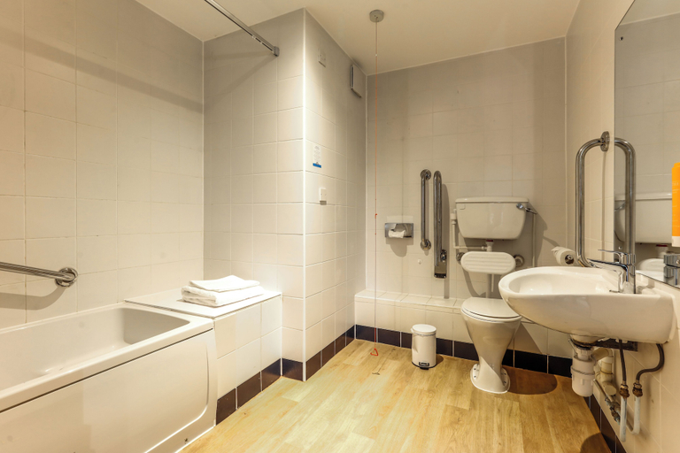 Bathroom 4, Days Inn by Wyndham Peterborough, Cambridgeshire