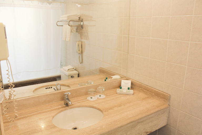 Bathroom 4, Hotel Leonardo da Vinci, Santiago