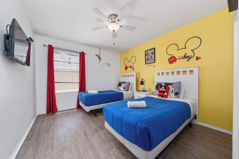Room 3, Lakeview 7BR Getaway, Pool, Great Location, Osceola