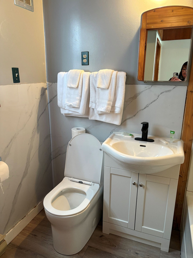 Bathroom 5, Casey's Inn, Division No. 1