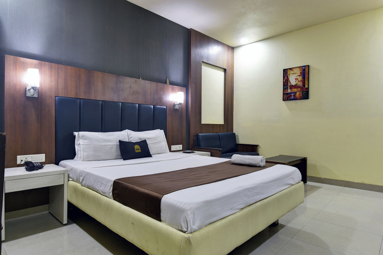 Room 2, Hotel Devanshi & Banquets by Classy Stay, Raigarh
