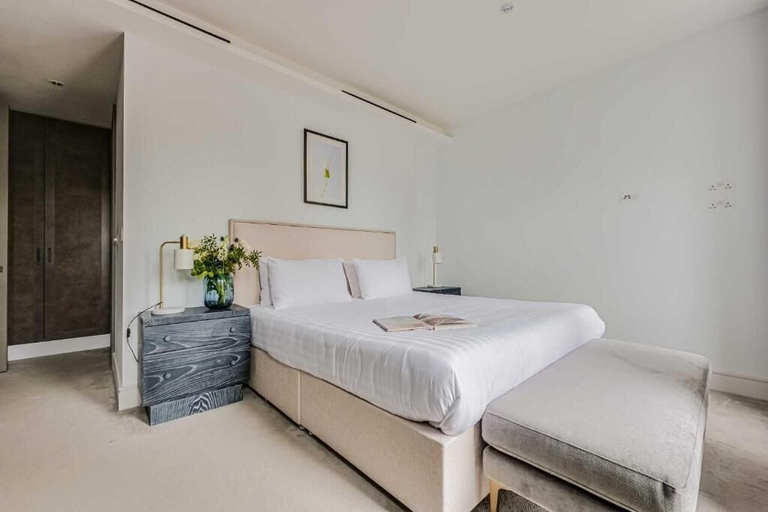 Bedroom 3, Westminster Apartments by DMONTRIO, London