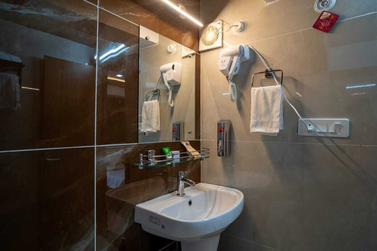 Bathroom 5, Peaks N Pines, Nainital