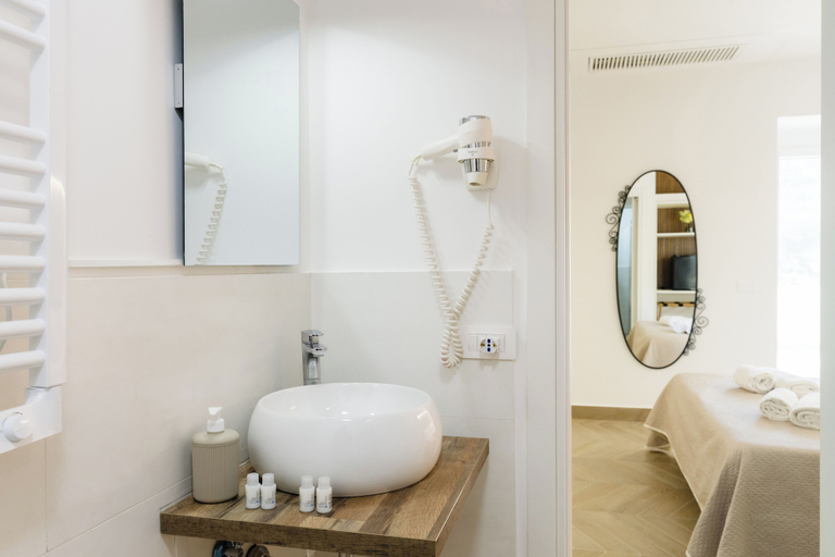 Bathroom 3, A' Malafemmena, Salerno
