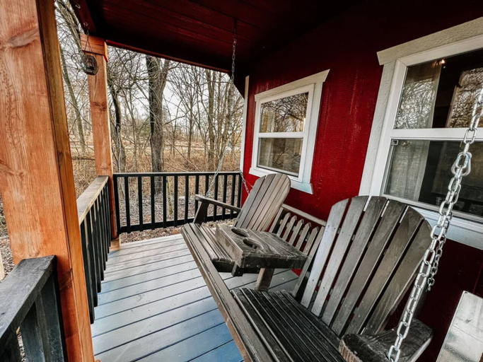 Room 2, Ruby s Red Cabin Hot Tub Nature Horses Indy, Indianapolis