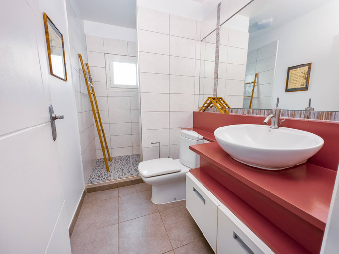 Bathroom 3, Les pieds dans l'eau avec vue sur mer, Le Moule